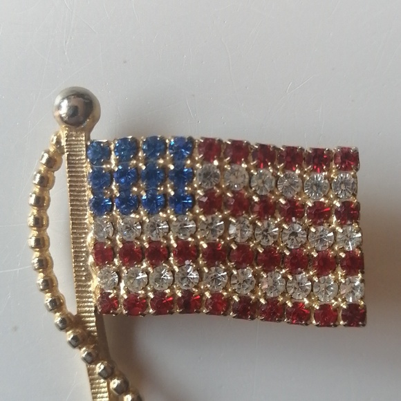 ❤️3/$25❤️Vintage Brooch Rafaelian Red Blue White Rhinestone American Flag Gold - Picture 5 of 8